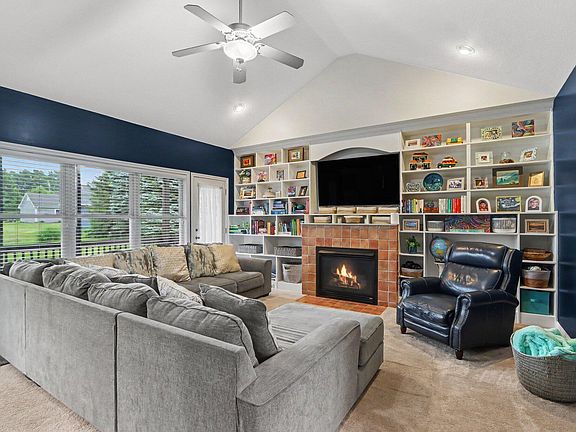 5th image of 4346 Buttercup St
