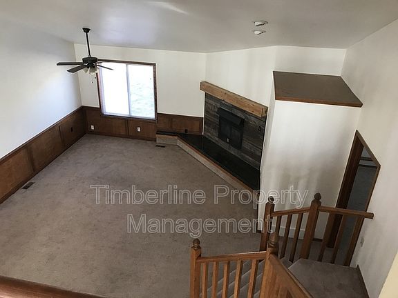 5th image of 936 Caribou Dr W