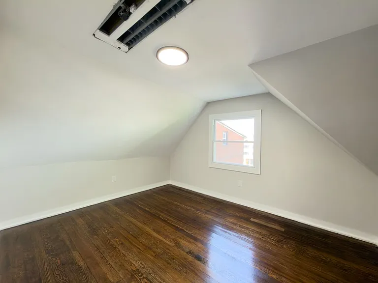 560 Howard Ave — Photo 56