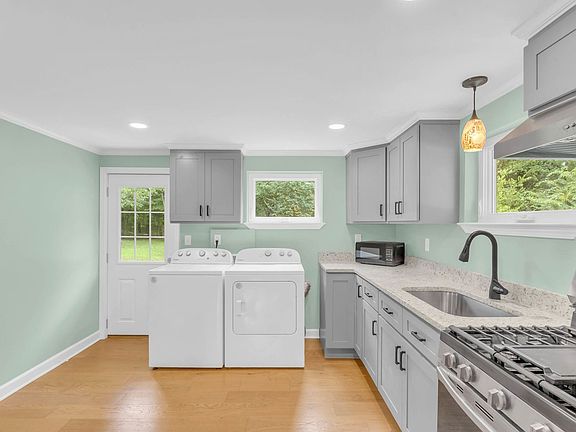 5th image of 238 Peace St Unit B