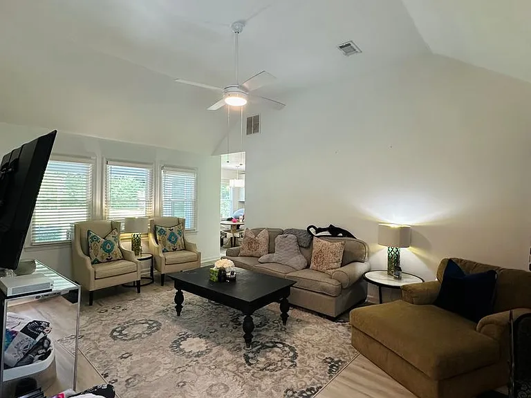 103 Meadow Creek Dr — Photo 5