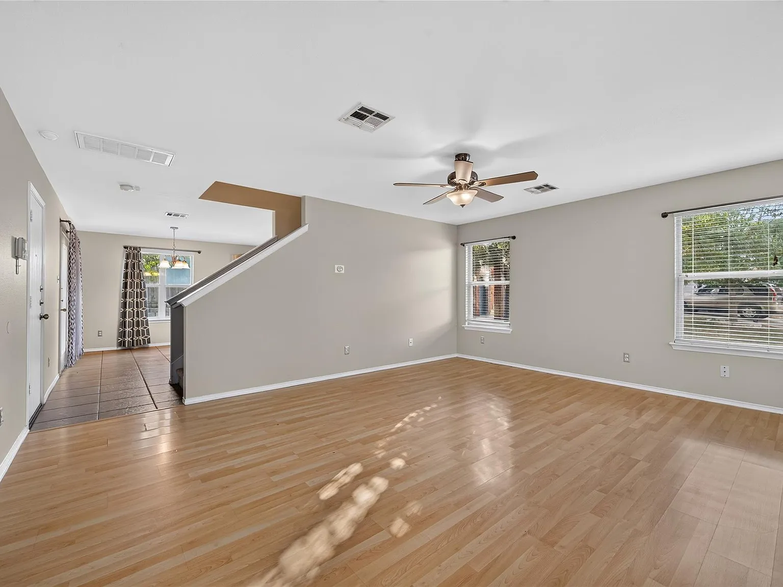 3 bed, 2.5 bath, 1631 sqft, $2,100 — Photo 4