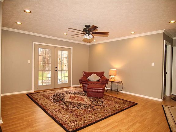 5th image of 671 W Russell Lake Dr