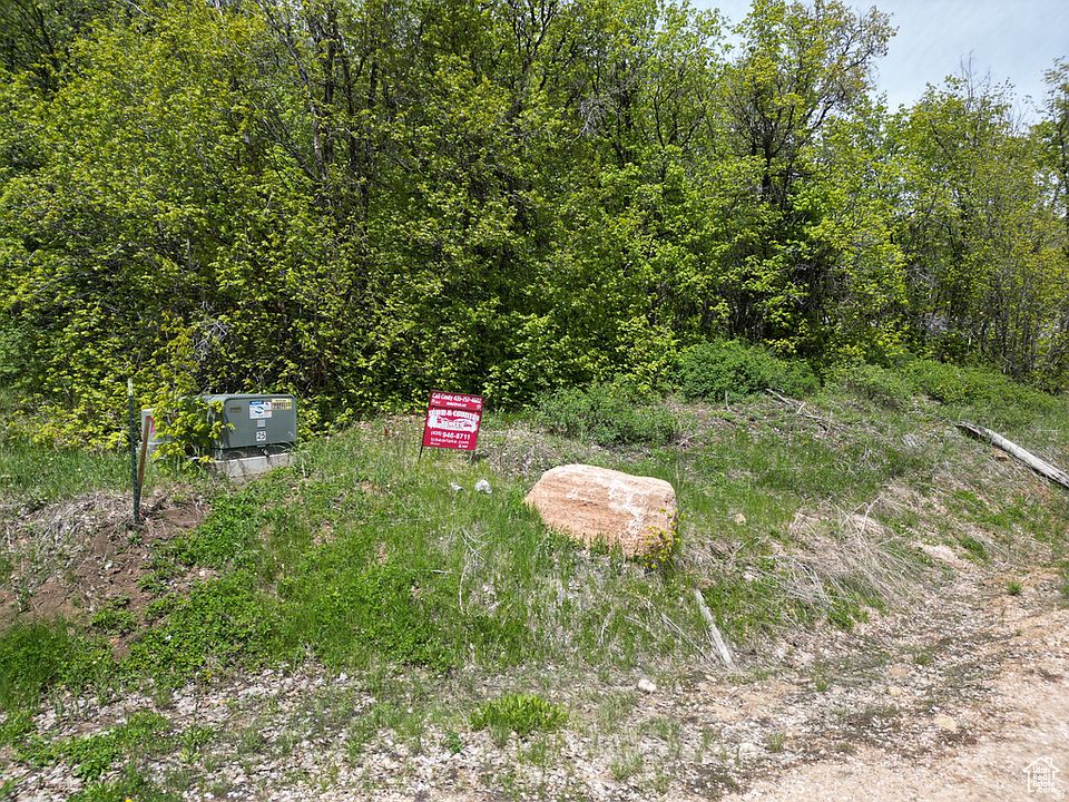 1st image of 980 W Broad Hollow Cir