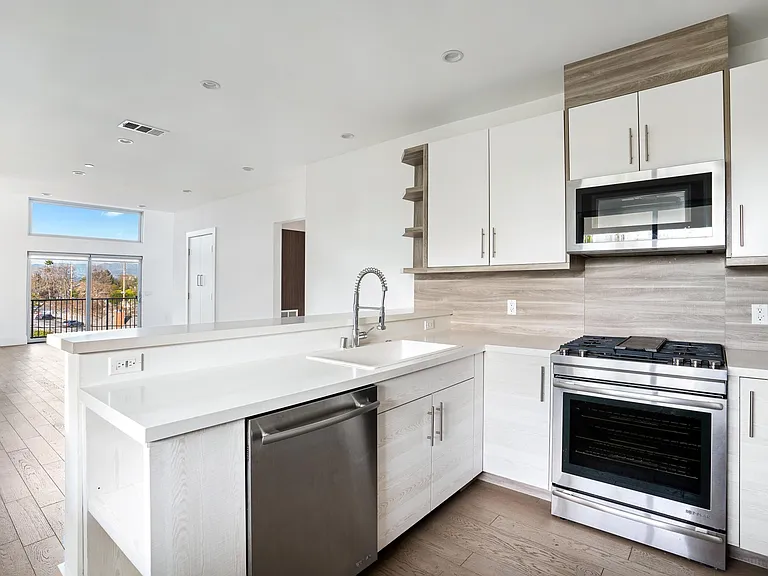 11611 Moorpark St #6 — Photo 3