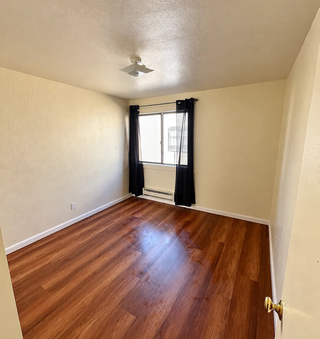 3 bed, 1100 sqft, $2,500 — Photo 2