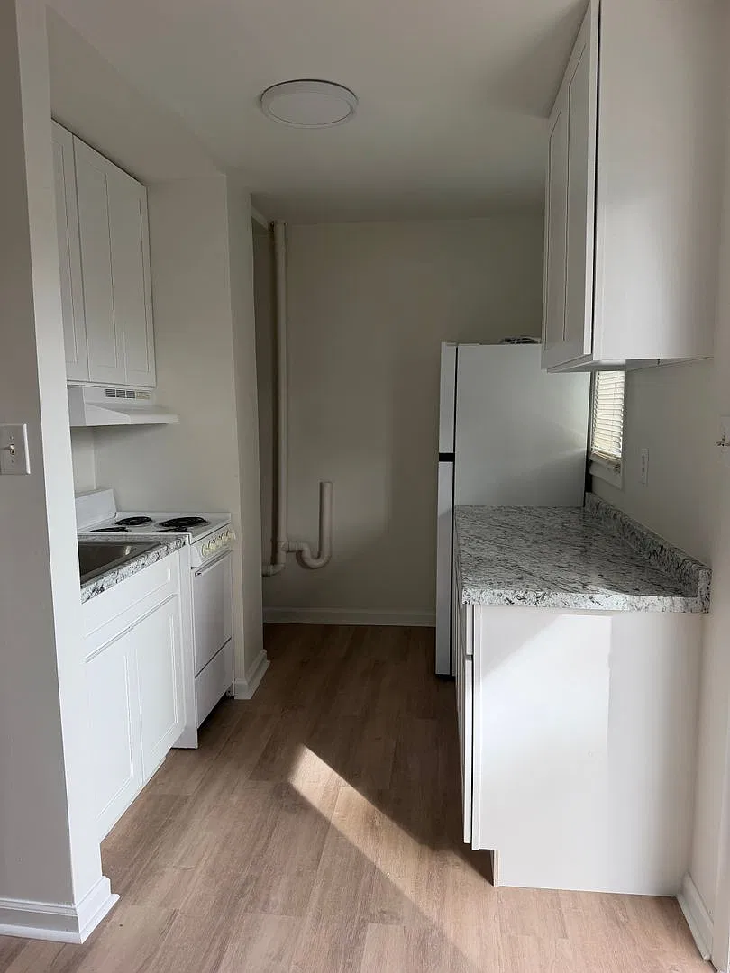 West Carroll Apartments - 16 Pennsylvania Ave. — Photo 2