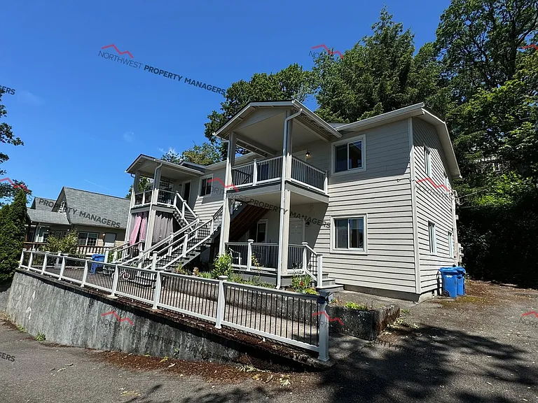240 NE Washington Ave — Photo 1