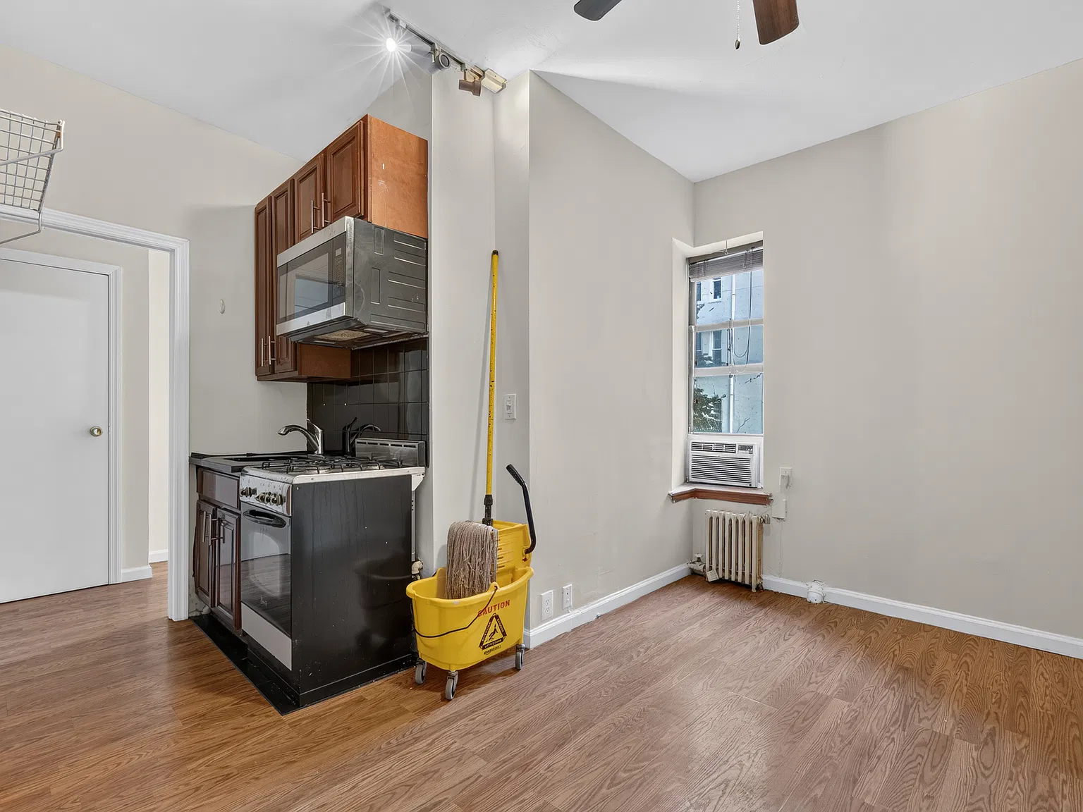 619 E 5th St — Photo 3