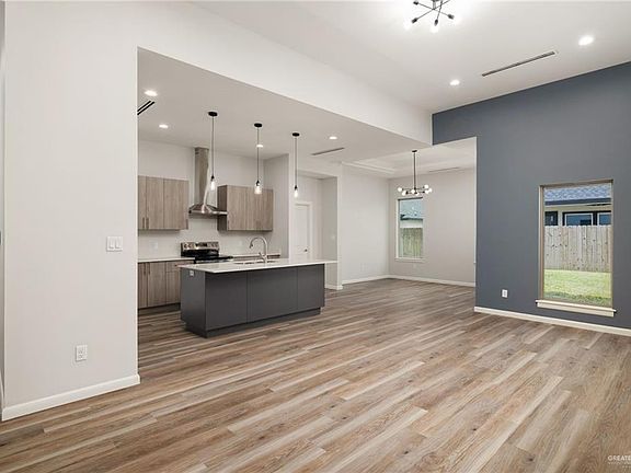 3rd image of 2912 Dhalia Dr