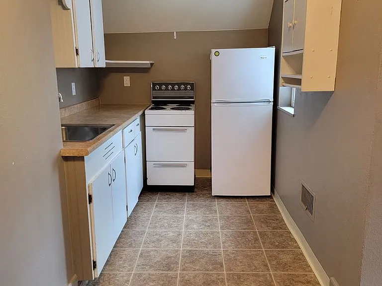 209 N Madison St — Photo 5