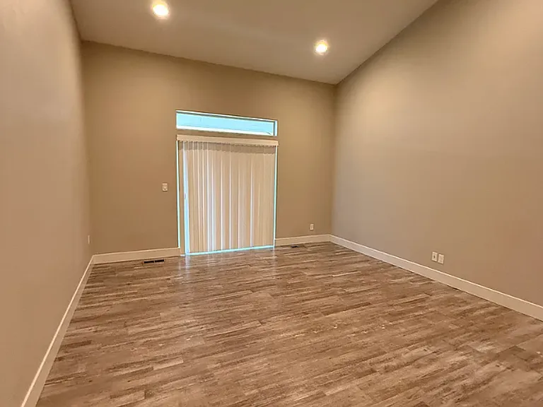 450 NE Pine St — Photo 5