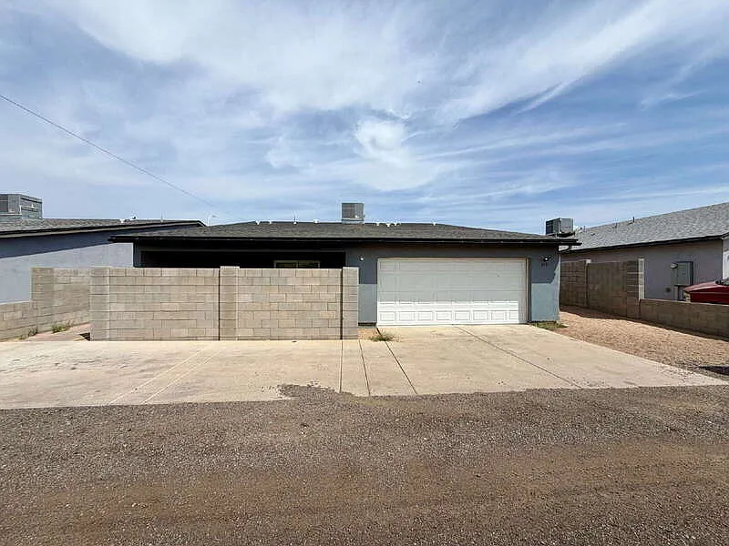 4 bed, 3.0 bath, 2212 sqft, $2,400 — Photo 2