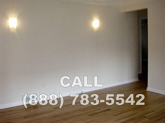 Living Room (Pic 4)