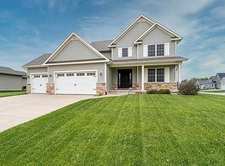 802 Stonebridge Cir, Eldridge, IA 52748
