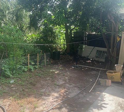 4th image of 3927 Holden Ln