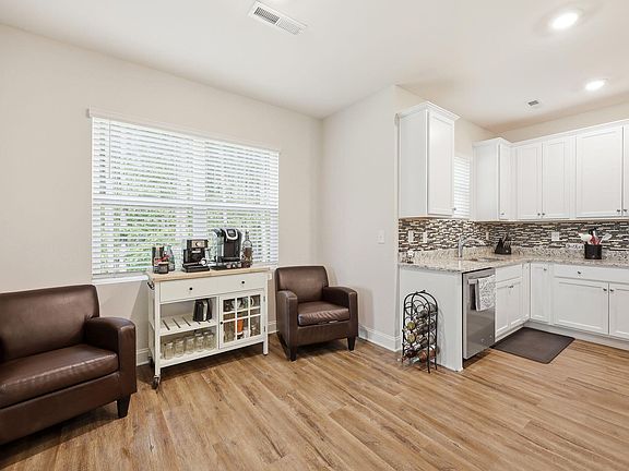 5th image of 923 Weatherby Ln