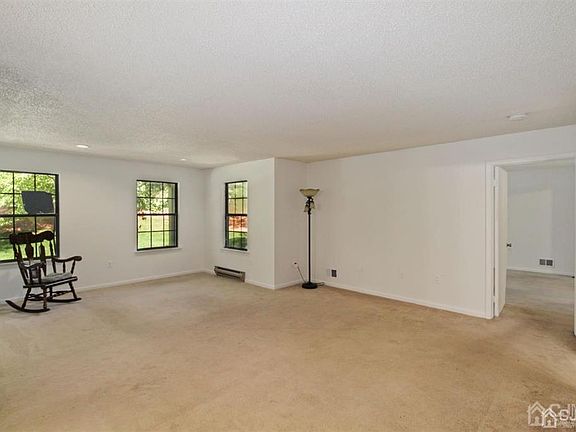 5th image of 222 Wycoff Way W