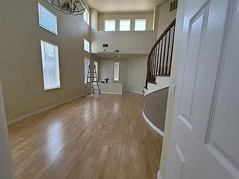 2377 Yorkshire Dr — Photo 3