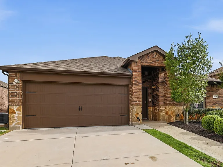 1810 Aslynn Cir — Photo 2