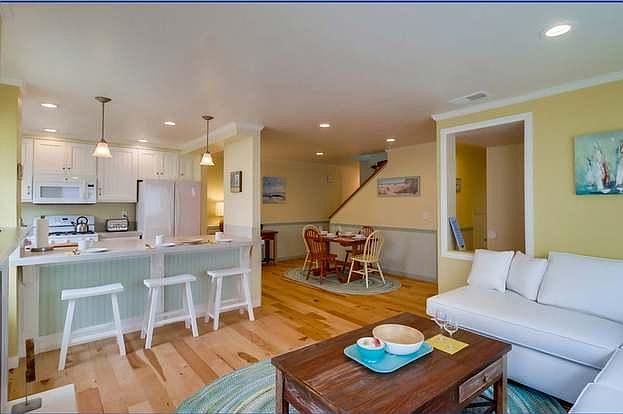Living room/kitchen with dining table