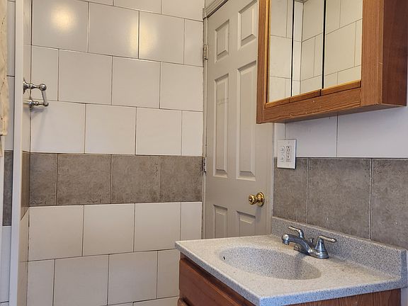 3rd image of 22 Tracy St Floor 1