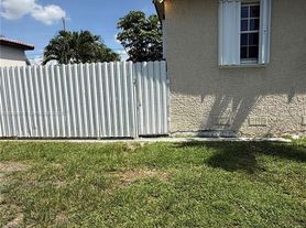 8281 SW 28th St, Miami, FL