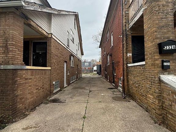 4th image of 2330 W Buena Vista St