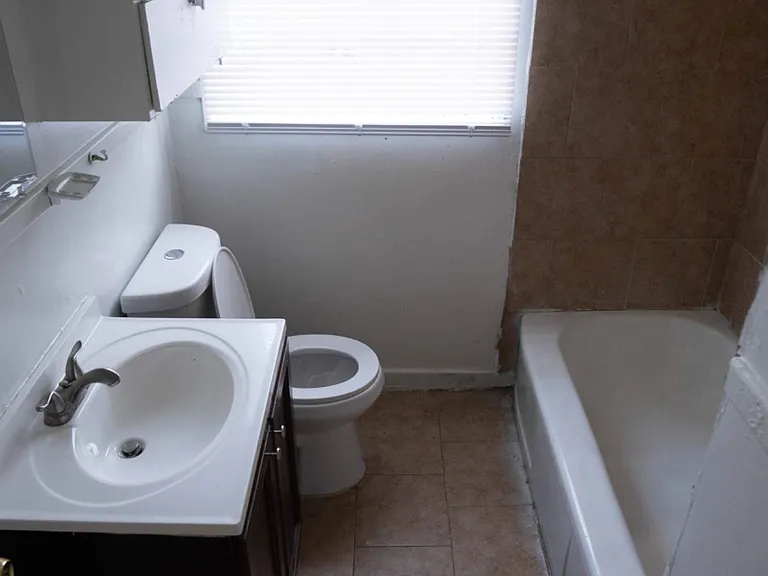 433 Lawrence Rd — Photo 8