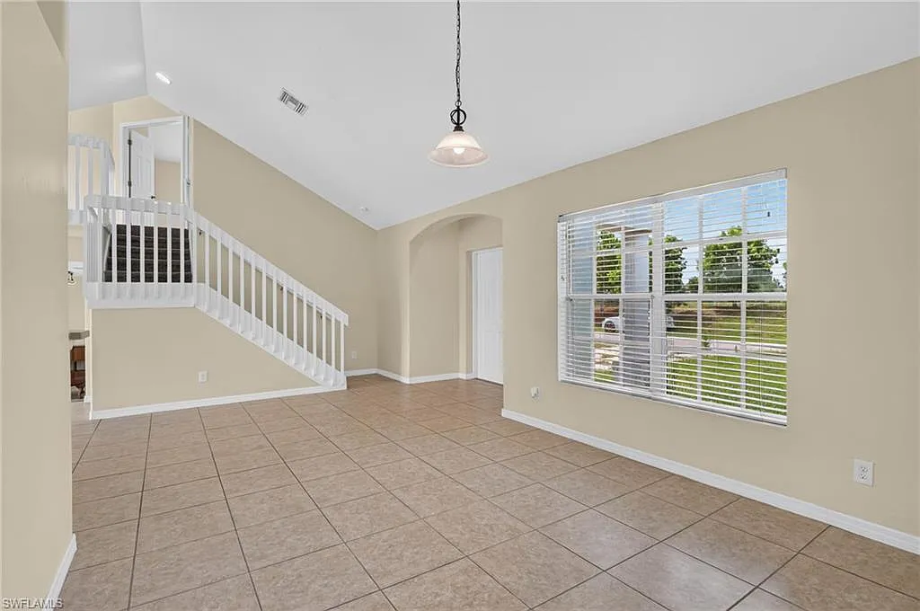 3 bed, 2.0 bath, 1820 sqft, $2,100 — Photo 3