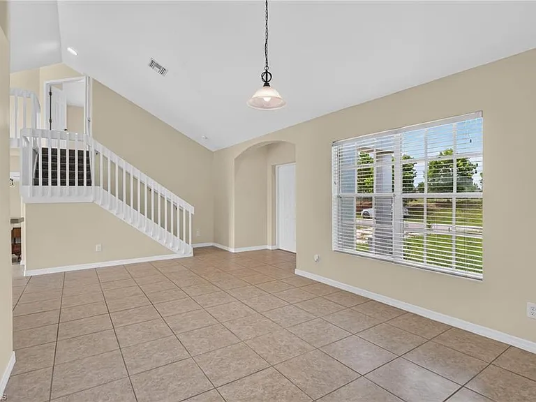 523 SE 25th Ln — Photo 3