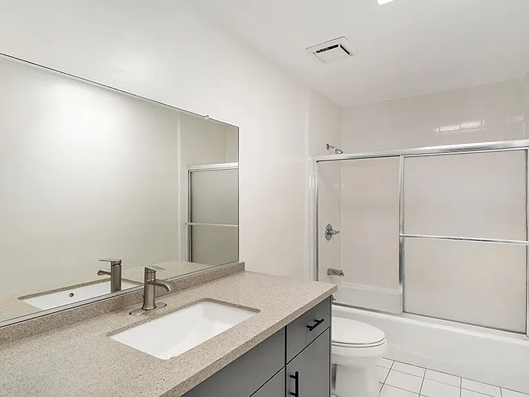 21st St 1144 — Photo 3