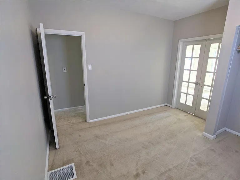 517 E Troy Ave — Photo 16