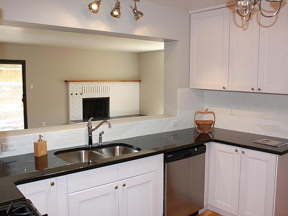 4th image of 332 Fontana Pl NE