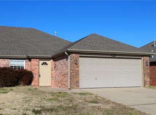 1003 Oakwood Ln, Centerton, AR 72719