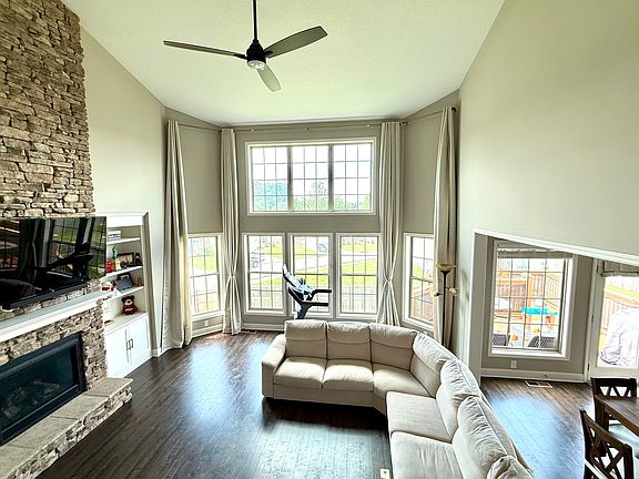 3rd image of 1701 Green Parrot Dr