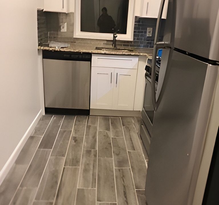 Like new kitchen with d/w and microwave.