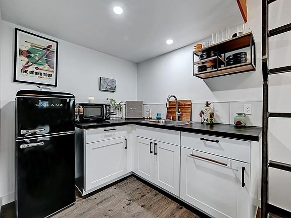 5th image of 1804 Wildrose Dr #B