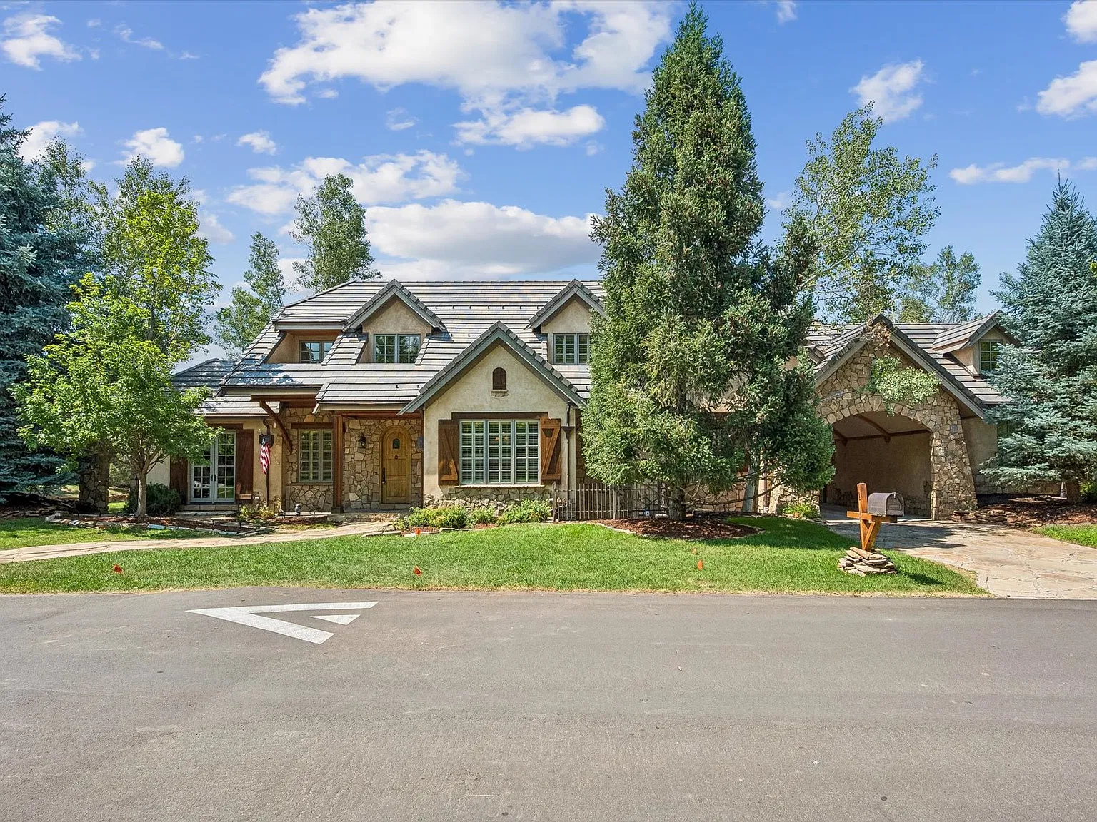 6 bed, 6371 sqft, $14,500 — Photo 1