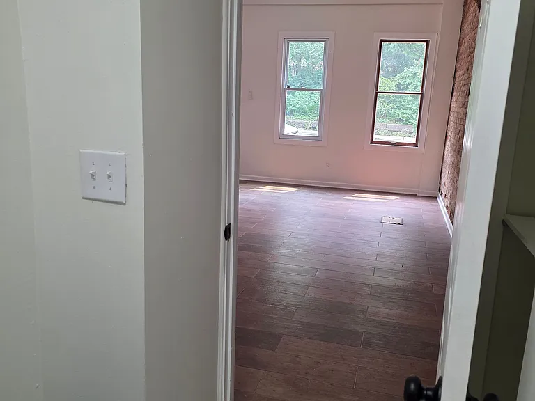 407 E Carson St — Photo 8