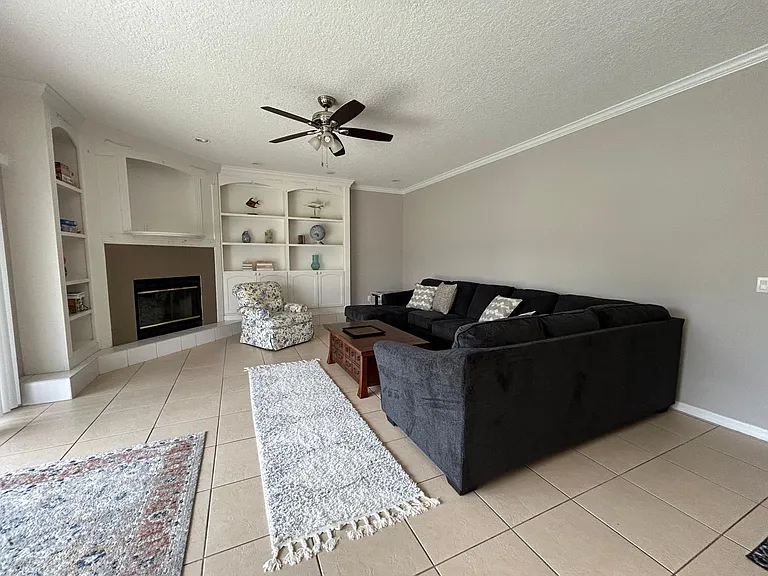 209 Strathmore Cir — Photo 28