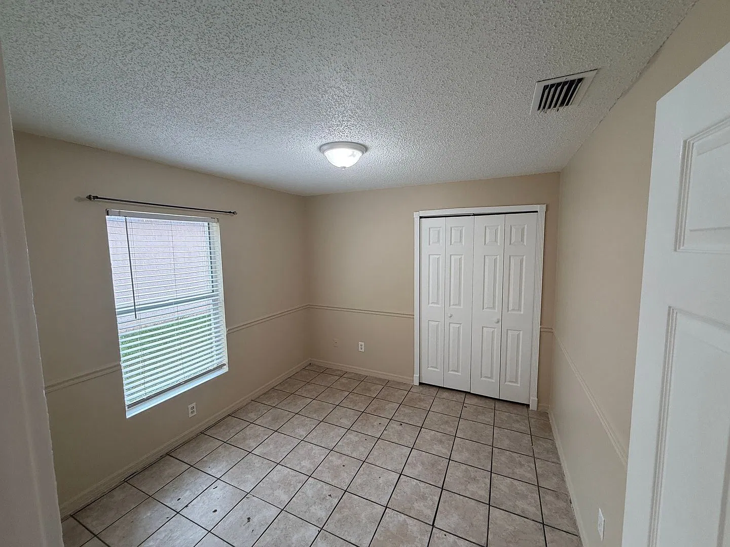 Spacious 3-Bedroom, 2-Bathroom Rental Home with Office, Fenced Backyard, and 2-Car Garage — Photo 4