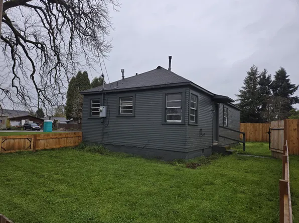 137 E Dodge St, Lebanon, OR 97355