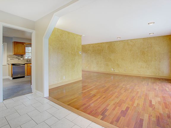 3rd image of 4721 Sarasota Dr