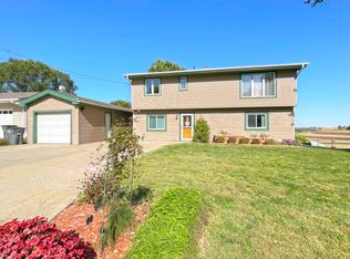 21 Countryside Dr, Treynor, IA 51575