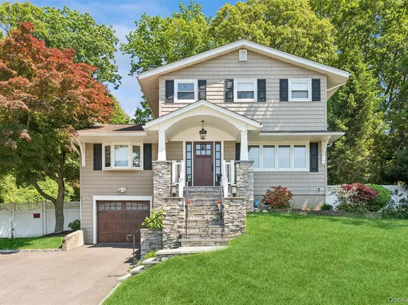 23 Ravenwood Drive, Kings Park, NY 11754
