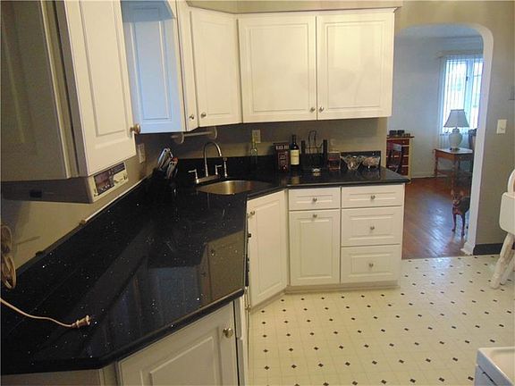3rd image of 618 Longview St