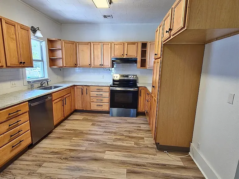 850 E Moses St — Photo 3