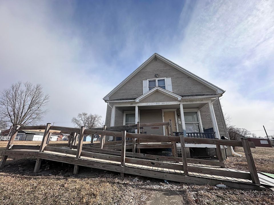 1st image of 905 Oak St