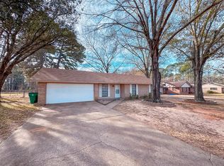 204 Clover Ln, Palestine, TX 75803